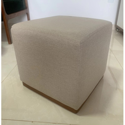 Pouf carré MARGUERITE avec piètement en bois massif et tissu en lin beige