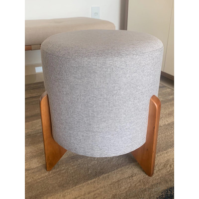 Pouf rond de luxe LOTUS pieds en bois massif et tissu en lin gris